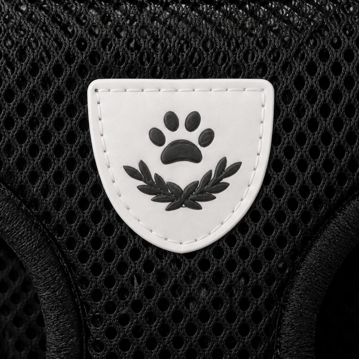 Maille noire du Tempo et son écusson blanc à patte et laurier.
