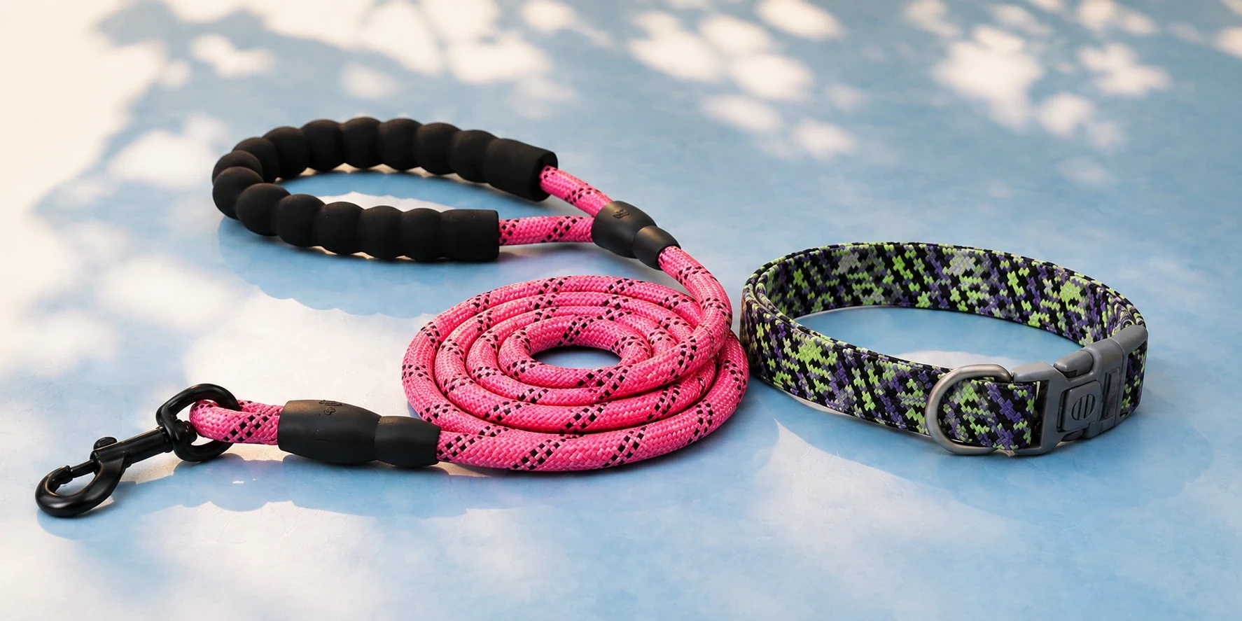 Laisse corde Confort rose et collier motif Prisme violet et vert.